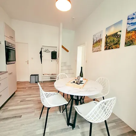 Lägenhet Einzigartiges Angebot - Maisonette Mit Balkon & Parkplatz, Zentral & Ruhig *