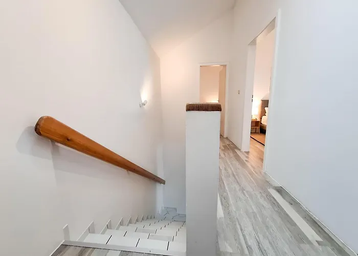 Einzigartiges Angebot - Maisonette Mit Balkon & Parkplatz, Zentral & Ruhig Apartment
